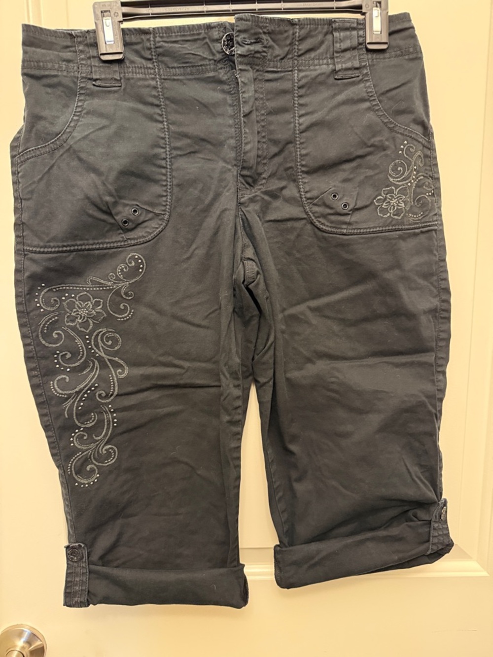 Gloria Vanderbilt navy blue Skimmer Capris; roll-up hem; Embroidery; beading